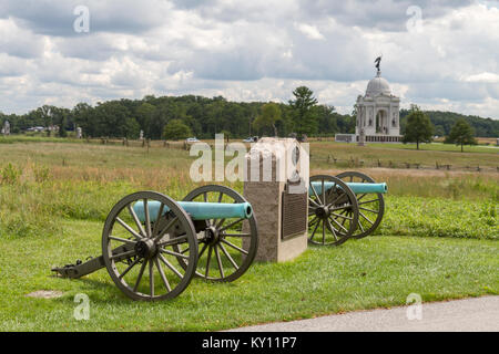 Guardando oltre l'artiglieria verso la Pennsylvania State Memorial, Gettysburg National Military Park, Pennsylvania, Stati Uniti. Foto Stock