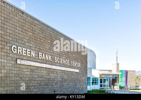 Banca Verde, Stati Uniti d'America - 18 Ottobre 2017: segno per la Banca Verde Radio Telescope Visitor's tour di ingresso al centro closeup con edificio in West Virginia Foto Stock