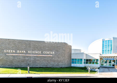 Banca Verde, Stati Uniti d'America - 18 Ottobre 2017: segno per la Banca Verde Radio Telescope Visitor's tour di ingresso al centro closeup con edificio in West Virginia Foto Stock
