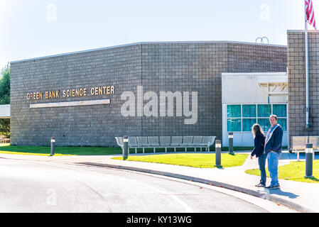 Banca Verde, Stati Uniti d'America - 18 Ottobre 2017: segno per la Banca Verde Radio Telescope Visitor's tour di ingresso al centro closeup con edificio in West Virginia Foto Stock