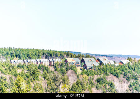 Nuova e moderna costruzione in legno quartiere di progetto di grandi case alpine in West Virginia, WV, escursioni con le racchette da neve montagne durante l autunno o inverno, pino Foto Stock