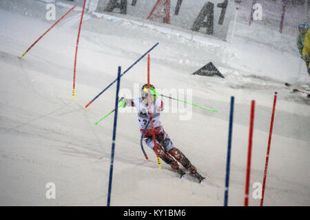 Austriaca di Coppa del Mondo di sci alpino racer Marcel Hirscher (2) imposta il ritmo durante la prima esecuzione di Slalom speciale maschile su Audi FIS World Cup gara di Schladming. Photo credit: Christoph Oberschneider. Foto Stock