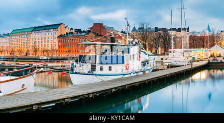 Helsinki, Finlandia. Imbarcazione da diporto in illuminazione serale presso il molo. Foto Stock