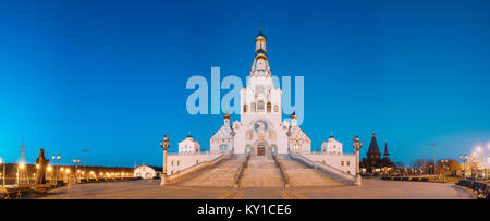 Minsk, Bielorussia. Pamoramic vista notturna della Chiesa di Tutti i Santi. Minsk la chiesa commemorativa in memoria delle vittime, che è servita come la nostra salvezza nazionale. Capodanno Foto Stock