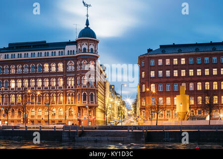 Helsinki, Finlandia. Il bivio di Pohjoisranta e Kirkkokatu Street in serata o l'illuminazione notturna. Foto Stock