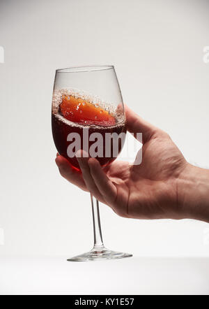 Vino rosso con sparkle in vetro isolato su sfondo bianco. Close-up di vino rosso con bolla Foto Stock