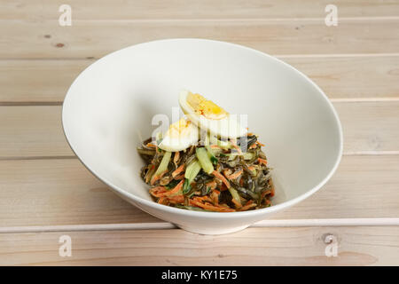 Con insalata di cavolo riccio di mare, carota e uova Foto Stock