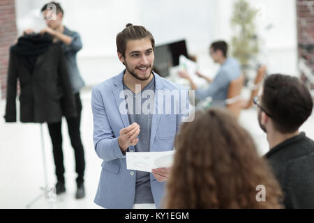 Il successo del team di progettisti che lavorano in ufficio. Foto Stock