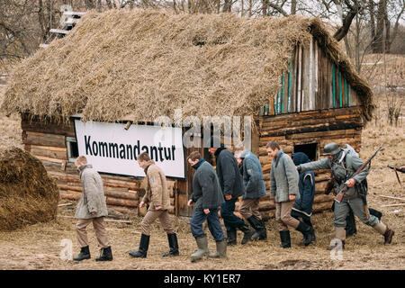 Rogachev, Bielorussia - Febbraio 25, 2017: Re-enactor vestito come il tedesco della Wehrmacht soldati di fanteria della II guerra mondiale leader di re-enactors vestito come il russo Foto Stock