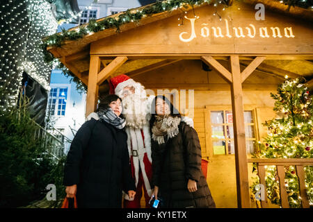 Tallinn, Estonia - 21 dicembre 2017: turisti cinesi fotografati con Santa Claus presso la sua residenza. Foto Stock