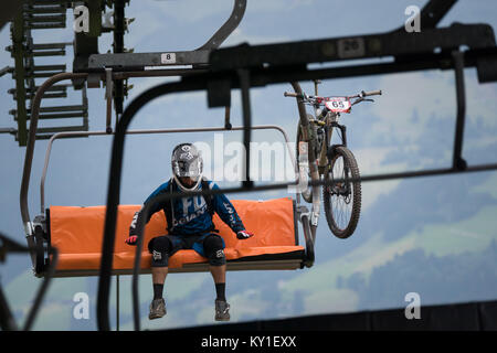 Il pilota tedesco Martin Birkhofer (65) è sulla strada fino alla montagna per fare la sua ultima gara della serie Pro di Specialized-SRAM Serie Enduro a Kirchberg in Austria. Gonzales foto/Christoph Oberschneider. Foto Stock