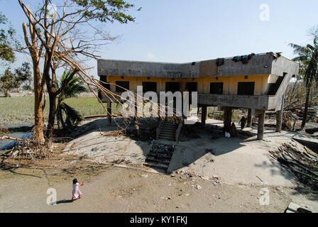 BANGLADESH , del ciclone Sidr e alta marea distruggono villaggi in Southkhali nel distretto Bagerhat , alluvione ciclone rifugio tra gli alberi distrutti Foto Stock