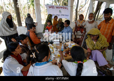 BANGLADESH , del ciclone Sidr e alta marea distruggono villaggi in Southkhali nel distretto Bagerhat , shelter flood, vittime ricevono assistenza medica Foto Stock