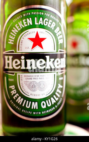 DORKOVO, Bulgaria - 13 Marzo 2017: ripresa macro di Heineken bouttle su tavolo bar, colorate luci club .Heineken birra lager è il prodotto di punta o Foto Stock