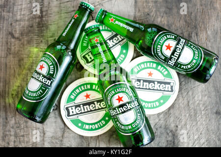 DORKOVO, Bulgaria - 13 Marzo 2017: 3 bottiglia di Heineken birra chiara su sfondo di legno.Heineken birra lager è il prodotto di punta di Heineken Inter Foto Stock