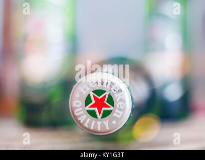 DORKOVO, Bulgaria - 13 Marzo 2017: ripresa macro di Heineken bouttle su tavolo bar, colorate luci club .Heineken birra lager è il prodotto di punta o Foto Stock