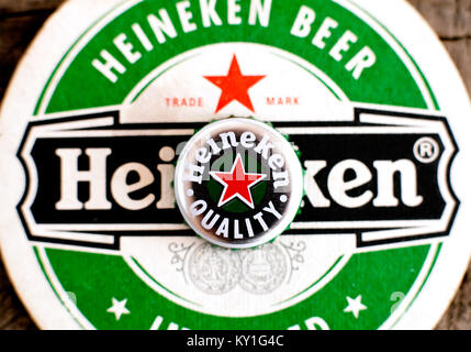 DORKOVO, Bulgaria - 13 Marzo 2017: ripresa macro di Heineken cap.Heineken birra lager è il prodotto di punta di Heineken International Foto Stock