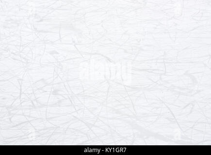 Abstract soft scribble linee su sfondo bianco: inverno pista di pattinaggio su ghiaccio dettaglio con lama segni e graffi Foto Stock
