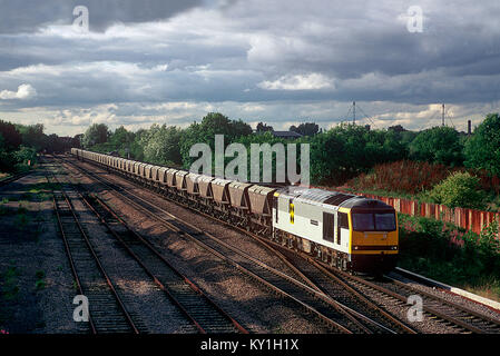 Una classe 60 locomotiva diesel numero 60067 con un caricato Merry Go Round del carbone treno legato ad una stazione di alimentazione a Hinksey cantiere, Oxford. Il 12 agosto 1993. Foto Stock