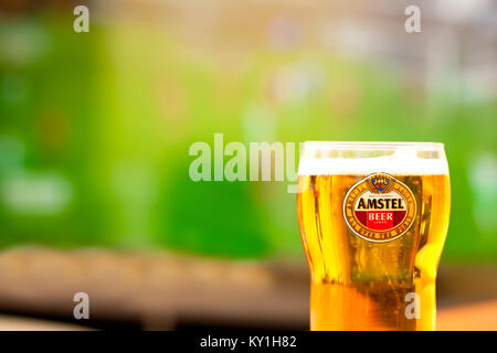 Texture con 4 tipi di malto d'orzo per la birra, pale ale mal un nero. La  sfumatura del colore Foto stock - Alamy