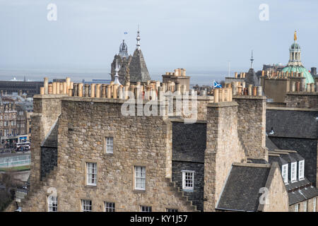 Comignoli di diverse dimensioni e colori sullo skyline di Edimburgo guardando ad est verso il basso il Royal Mile dal vicino castello di Edinburgo Foto Stock