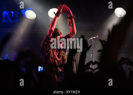 L'alternativa British dance- e banda folktronica Crystal Fighters esegue un concerto dal vivo a John Dee Live Club. Qui cantante e musicista Sebastian Pringle è raffigurato dal vivo sul palco. Norvegia, 02/12 2013. Foto Stock