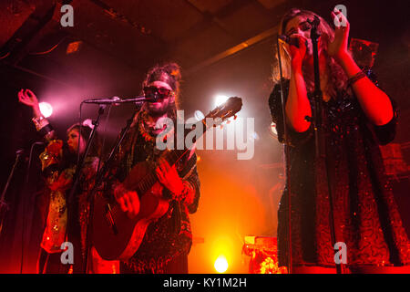 L'alternativa British dance- e banda folktronica Crystal Fighters esegue un concerto dal vivo a John Dee Live Club. Qui cantante e musicista Sebastian Pringle (C) è raffigurato dal vivo sul palco. Norvegia, 02/12 2013. Foto Stock