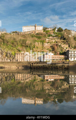 I Georgiani terrazzati di alloggiamento Hotwells Rd in Bristol, riflesso nel fiume Avon a marea alta. Foto Stock