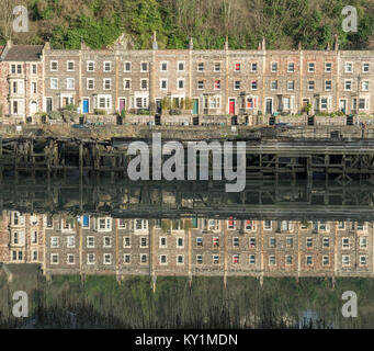I Georgiani terrazzati di alloggiamento Hotwells Rd in Bristol, riflesso nel fiume Avon a marea alta. Foto Stock