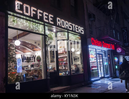 Stili divergenti di caffè provenienti da varietà Torrefattori accanto al Chelsea deli gourmet nel quartiere di Chelsea di New York Martedì, Dicembre 26, 2017. (© Richard B. Levine) Foto Stock