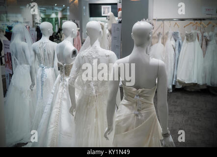 Un display di abiti da sposa in David Bridal store nel quartiere di Chelsea di New York Martedì, Dicembre 26, 2017. David nuziale dell è una delle aziende di abbigliamento ritenute a rischio da parte di Moody's. (© Richard B. Levine) Foto Stock