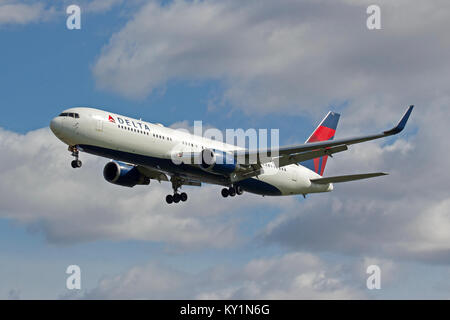 Delta Air Lines Boeing 767 N1612T in atterraggio a Londra Heathrow Foto Stock