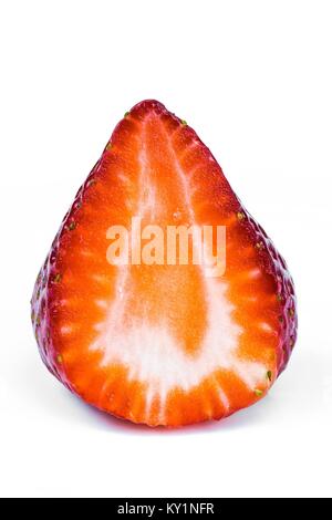 Macro / Immagine ravvicinata di metà di fragole a fette Foto Stock
