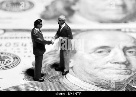 Statuine in miniatura di discutere due uomini d'affari Foto Stock