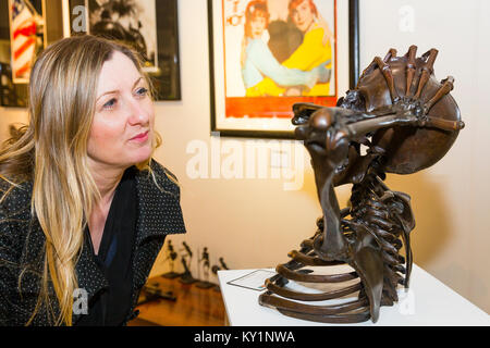 L'arte Antiquariato & interni Fair, Londra, Regno Unito. Tracy Howl guardando attentamente un artwork chiamato 'cluster' dall'artista Simon Fearnhamm, prezzo £9,950. Foto Stock