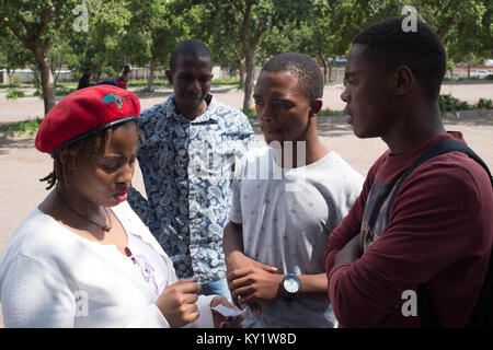 Johannesburg Sudafrica 11 Gennaio 2018 Il FEP studente gli attivisti di aiutare gli studenti a reister presso l Università di Johannesburg durante la registrazione Wee Foto Stock