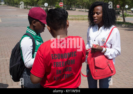 Johannesburg Sudafrica 11 Gennaio 2018 Il FEP studente gli attivisti di aiutare gli studenti a reister presso l Università di Johannesburg durante la registrazione Wee Foto Stock