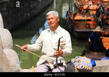 Cinese tradizionale musica eseguire da un cieco vecchio ragazzo. Viaggiare a Suzhou City in Cina nel 2009, Aprile 17th. Foto Stock