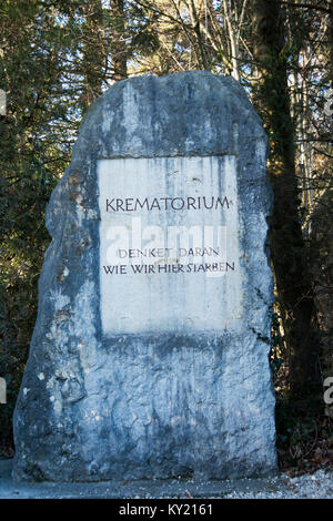 Crematorio lapide al campo di concentramento di Dachau Foto Stock