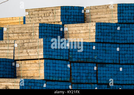 Pile di legname a livello locale segheria pronti per essere spediti Foto Stock