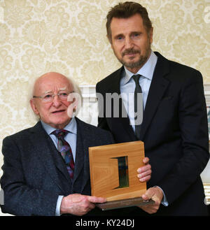 Presidente Michael D Higgins (sinistra) presenta Liam Neeson con un servizio distinto per l'irlandese all'estero award al Aras un Uachtarain a Dublino. Foto Stock