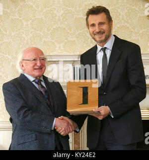 Presidente Michael D Higgins (sinistra) presenta Liam Neeson con un servizio distinto per l'irlandese all'estero award al Aras un Uachtarain a Dublino. Foto Stock