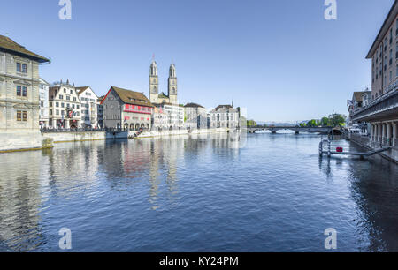 Vista fiume su Grossmunster chiesa protestante a Zurigo Foto Stock