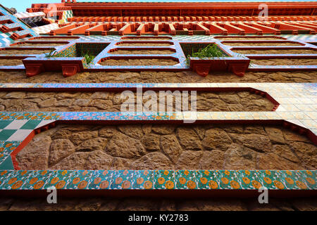 Vista della Casa Vicens museo, situato in un punto di riferimento house progettata dall architetto Antonio Gaudì a Barcellona, in Catalogna. Foto Stock