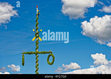 Celebrazione Missummer DALARNA Svezia.Un maypole ed un cielo blu con nuvole Foto Stock