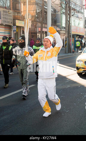 Incheon, Corea del Sud. Il 12 gennaio, 2017. Daisuke Takahashi, Jan 12, 2018 : Daisuke Takahashi (C), giapponese figura skater chi è il 2010 olimpico medaglia di bronzo e il campione del mondo 2010 assiste una torcia relè del 2018 PyeongChang Olimpiadi invernali di Incheon, a ovest di Seoul, Corea del Sud. Credito: Lee Jae-Won/AFLO/Alamy Live News Foto Stock