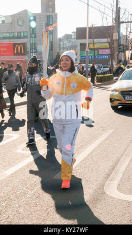 Incheon, Corea del Sud. Il 12 gennaio, 2017. Shizuka Arakawa, Jan 12, 2018 : Shizuka Arakawa, Giapponese figura skater chi è il 2006 campione olimpico e il 2004 campione del mondo assiste una torcia relè del 2018 PyeongChang Olimpiadi invernali di Incheon, a ovest di Seoul, Corea del Sud. Credito: Lee Jae-Won/AFLO/Alamy Live News Foto Stock