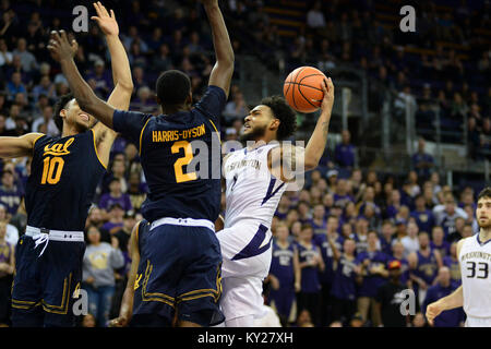 Seattle, WA, Stati Uniti d'America. Xi gen, 2018. UW point guard David Crisp (1) trascina verso il basso il lane contro difensori Cal Juhwan Harris-Dyson (2) e di giustizia Sueing (10) durante una PAC12 gioco di basket tra il Washington Huskies e cal orsi. Il gioco è stato giocato al Hec ed Pavilion a Seattle, WA. Jeff Halstead/CSM/Alamy Live News Foto Stock