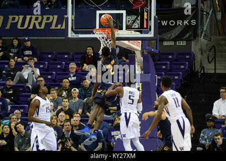 Seattle, WA, Stati Uniti d'America. Xi gen, 2018. La Cal Juhwan Harris-Dyson (2) schiacciate per due punti nel corso di un PAC12 gioco di basket tra il Washington Huskies e cal orsi. Il gioco è stato giocato al Hec ed Pavilion a Seattle, WA. Jeff Halstead/CSM/Alamy Live News Foto Stock