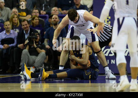 Seattle, WA, Stati Uniti d'America. Xi gen, 2018. Cal center Okoroh Kingsley (22) protegge la sfera contro UW center Sam Timmins (33) durante una PAC12 gioco di basket tra il Washington Huskies e cal orsi. Il gioco è stato giocato al Hec ed Pavilion a Seattle, WA. Jeff Halstead/CSM/Alamy Live News Foto Stock